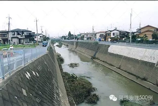 被直线化且用护岸固定的河流