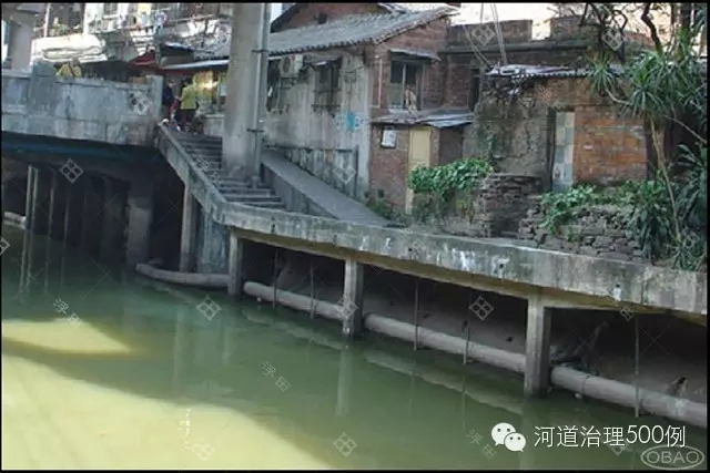 整治前的东濠涌水体污染严重 整治前的东濠涌水体污染严重