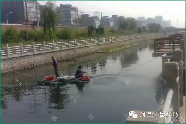 工人们正在投加有益微生物 工人们正在投加有益微生物