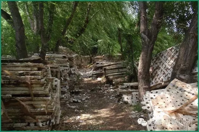 废弃的泡沫浮岛,变相制造了白色垃圾 废弃的泡沫浮岛,变相制造了白色垃圾